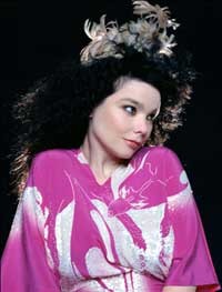 Bjork Ajak Fans Remix Lagu Untuk Amal