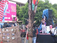 Terhambat Hujan, Aksi Tofu & Ariyo di UP Tetap Hangat 