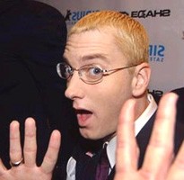 Sebelum Konser, Eminem Minta Ayam Plus Pingpong