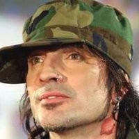 Tommy Lee Antusias Foto Bugil