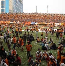 Fans Membludak, Persib WO