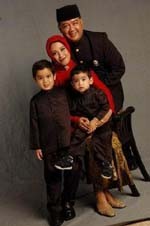 Shery Lihat Pria Berkabel Melintas di Belakang Ortunya