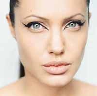 Ciuman Angelina Jolie Menjijikkan!