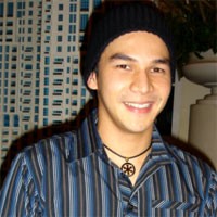 Mabuk, Jonathan Frizzy Hampir Digampar 