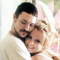 Suami Britney Dilengserkan Lewat Demo