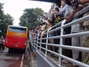 Ratusan Orang Berebutan Sambut Busway di Pulogadung