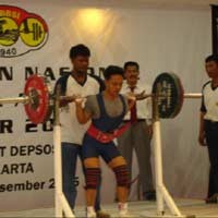 Tertimpa Barbel, Pemegang Rekor Dunia Tetap Menang 