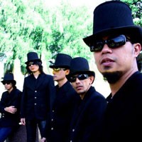 Konser Dewa Dihantui Hujan