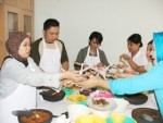 Belajar Mengulek Sambal & Membakar Ayam
