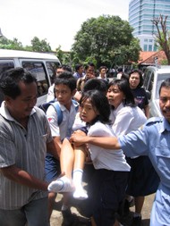 Kontestan Cak Ning Suroboyo Kerasukan Hantu Belanda