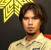 Ratu & Ahmad Dhani Nyaris Celaka di Udara