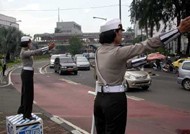 Lalu Lintas Dukuh Atas Melambat Karena Polwan Berjoget