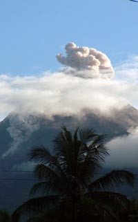 Merapi Terus Muntahkan Lava Pijar