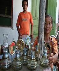 Listrik Belum Nyala, Warga Plered Terima Lampu Teplok