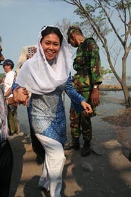 Yenny Wahid Tinjau Lumpur Panas