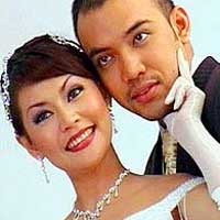 Tessa Kaunang Menikah di Taman Bunga