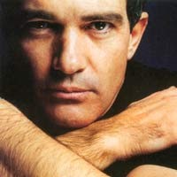 Nonton Bola, Antonio Banderas Didatangi Polisi