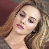 Alicia Silverstone Rela Bugil Untuk Amal