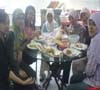 Asyiknya Bersantap di Meja Makan