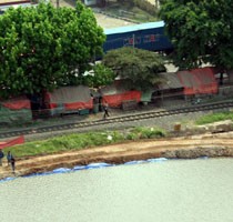 Semburan Lumpur Kian Deras, Jalur KA Selatan Terancam Putus