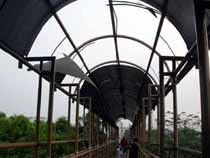 Hii...Jembatan Carolus Lubang 1 M