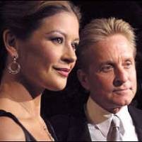 Keracunan, Michael Douglas Dikencingi Anaknya