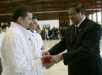 SBY Berikan Satya Lencana kepada Tim Medis Kuba 