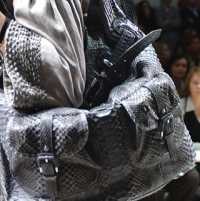 Fashion Show Burberry Diserang Demonstran