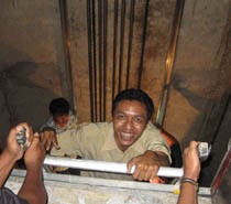 Agung Terjebak di Lift DPR