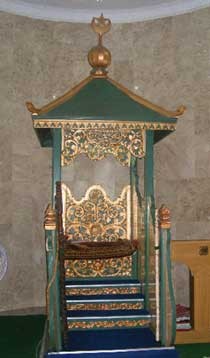 Mimbar yang Berusia 100 Tahun 