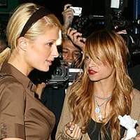 Paris Hilton-Nicole Richie Kibarkan Bendera Putih 