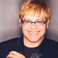 Elton John Ngomel di Konsernya