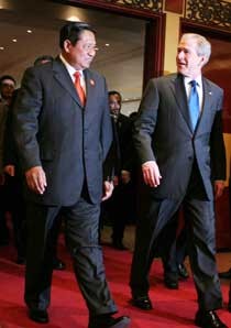 SBY Bertemu Bush di Hanoi 