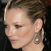Kate Moss Siapkan Gaun Pengantin