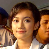 Ratu Felisha Perankan Ulang Insiden Sepatu