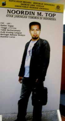 Noordin M Top Berjaket Hitam dan Menenteng Tas 