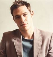 Will Young Dukung Semua Aktor Jadi Gay