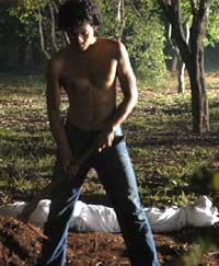 Baru Gentayangan Pocong Diserbu Penonton