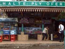 Bibir Mesem di Halte Ply Ofer