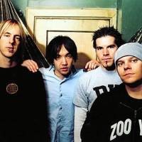 Banjir Seleb di Konser Hoobastank