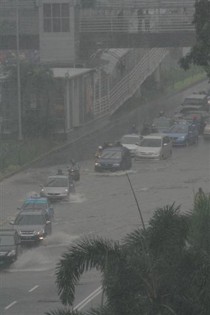 Thamrin Banjir Setengah Meter, Jantung Jakarta Macet Total