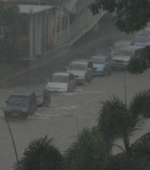 Kawasan Sarinah Bak Kolam Renang, Busway Menumpuk
