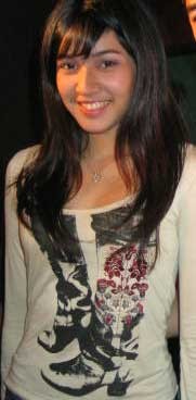 Dikepung Banjir, Dhini Aminarti Keukeuh Syuting