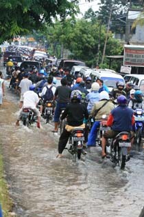 Isolasi Banjir Mulai Terbuka, Pamulang Dilanda Kemacetan