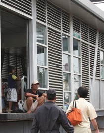 Seminggu Ngungsi di Halte Busway