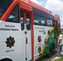 Bus Wanita Jalan, Sopir Diledek