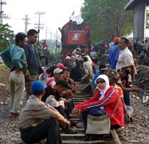 Rel Diblokir Korban Lapindo, PT KA Stop Operasi