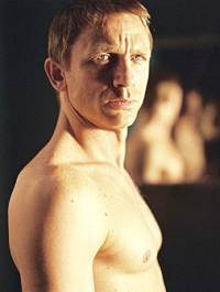 Takut Fans, James Bond Sewa Kembaran