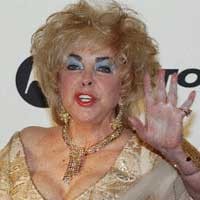 Ingin Mati di Hawaii, Liz Taylor Gaet Daun Muda