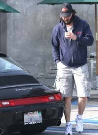 Keanu Reeves Tabrak Paparazzi